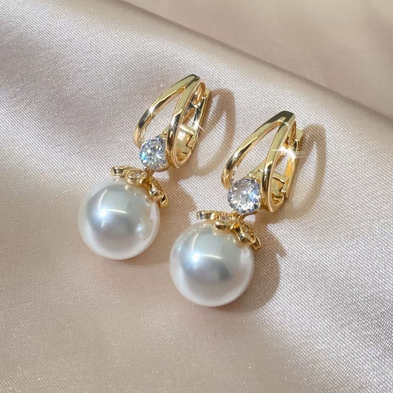 Nuevos pendientes de perlas estilo vintage, de alta gama y exquisitos, clips para las orejas de estilo femenino, pendientes de circonita ligeros, lujosos y versátiles, venta al por mayor.