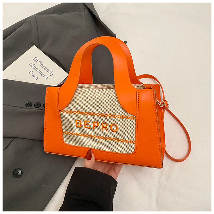 2026 estilo de moda letras impresión de mano mano de hombro oblíquo empalme de color nuevo bolso cuadrado simple europeo y americano