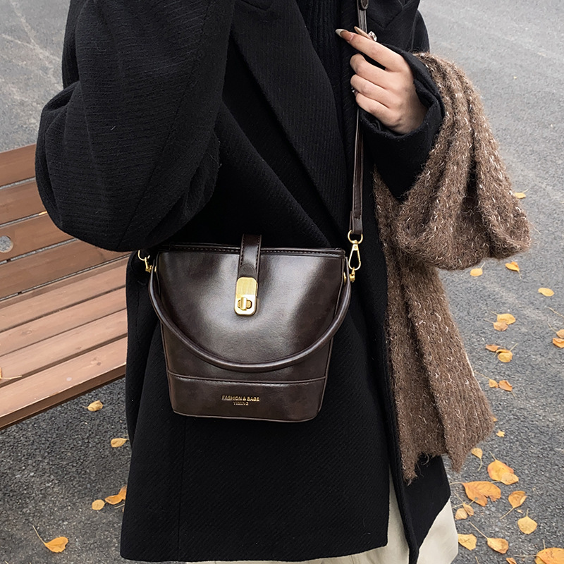 Bolso de mano de viaje retro para mujeres 2024 nuevo estilo simple bolso de hombro universal de moda alta sensación bolso de cubo