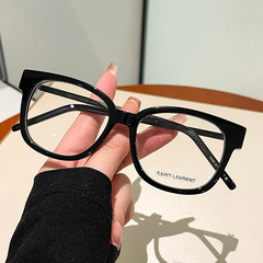 深センメーカーの板材の鏡枠はロゴ付きのブルーレイ防止近視眼鏡枠480A大枠女性用眼鏡と比べている