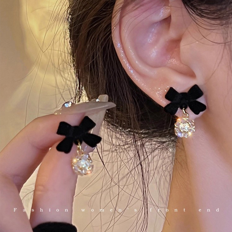 S925 aguja de plata Luz de lujo nicho pendientes de perlas de alto grado versátil elegante exquisito diamante incrustado arco pendientes