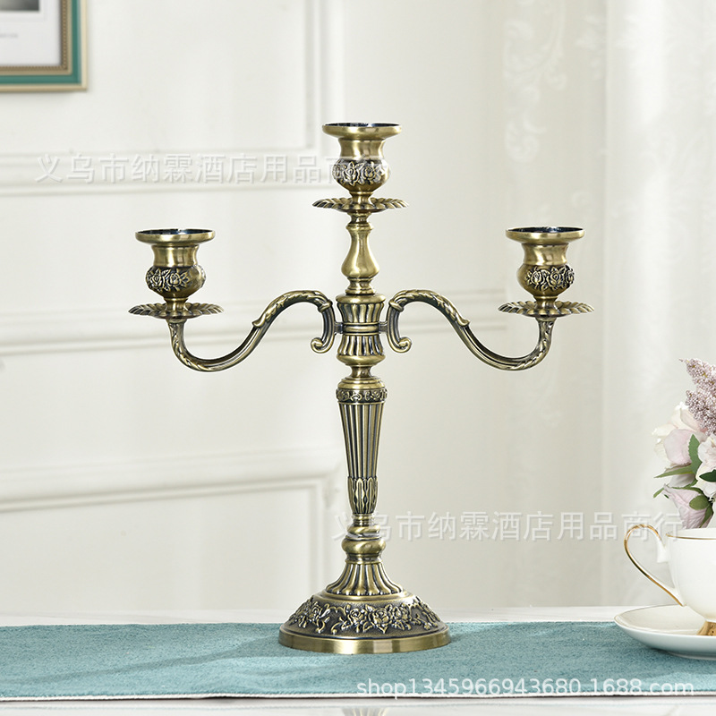 Candelabro de tres cabezas de lujo chapado en oro de aleación de metal plateado de gama alta de aleación Europea Home Hotel KTV Classic