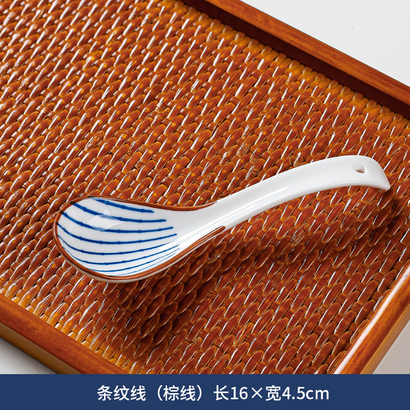 Cuchara de sopa pequeña de estilo japonés cuchara de cerámica azul y blanca creativa hogar engrosada mango curvo anti-escaldado comiendo cuchara de sopa al por mayor