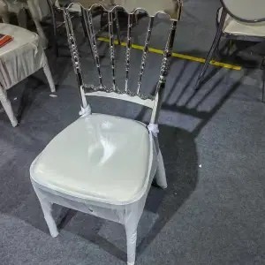 ホテルの宴会の椅子の芝生のホテルの竹節の椅子の結婚式のナポレオンの白い金色の屋外の結婚式の背もたれの椅子|undefined
