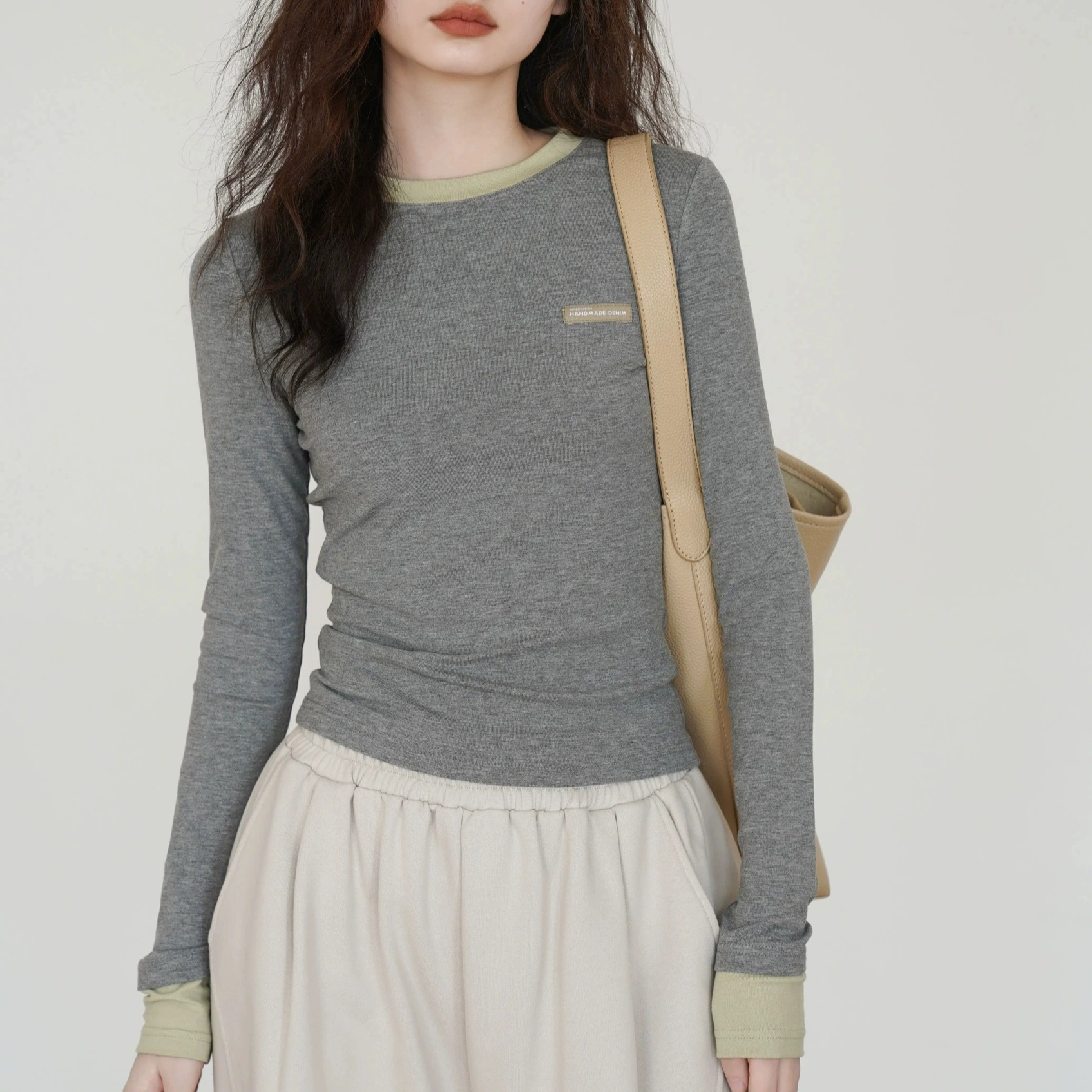 Женская футболка с длинным рукавом и эффектом двухслойности, осенняя новинка 2025 года, повседневная базовая модель с круглым вырезом