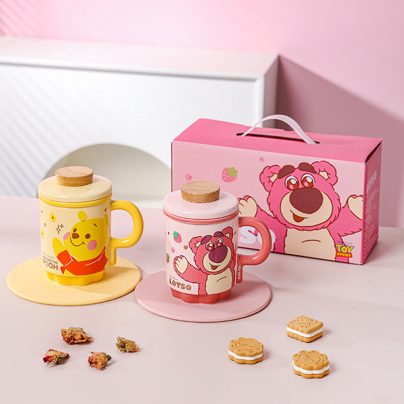 Taza de té de cerámica con tapa de Lotso de Disney, original, para uso doméstico, caja de regalo de alta calidad con diseño de dibujos animados, juego de té de cerámica