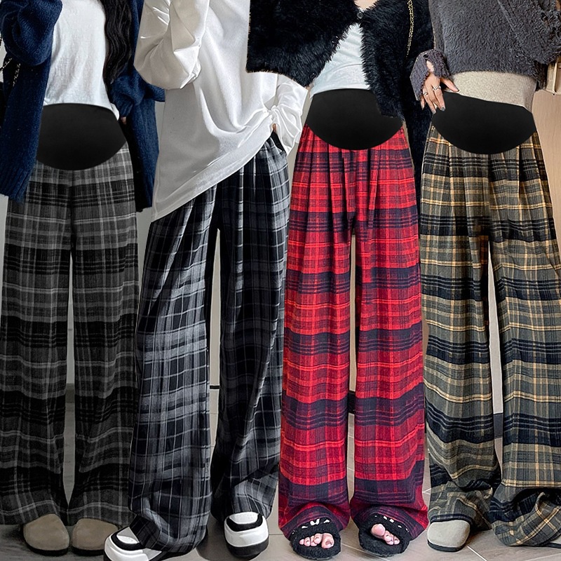 2025年秋冬向け、妊婦さん向けの裏起毛チェック柄パンツ。ゆったりとしたカジュアルで快適なハイウエストで、着痩せ効果も期待できる妊婦さん向け冬服です。