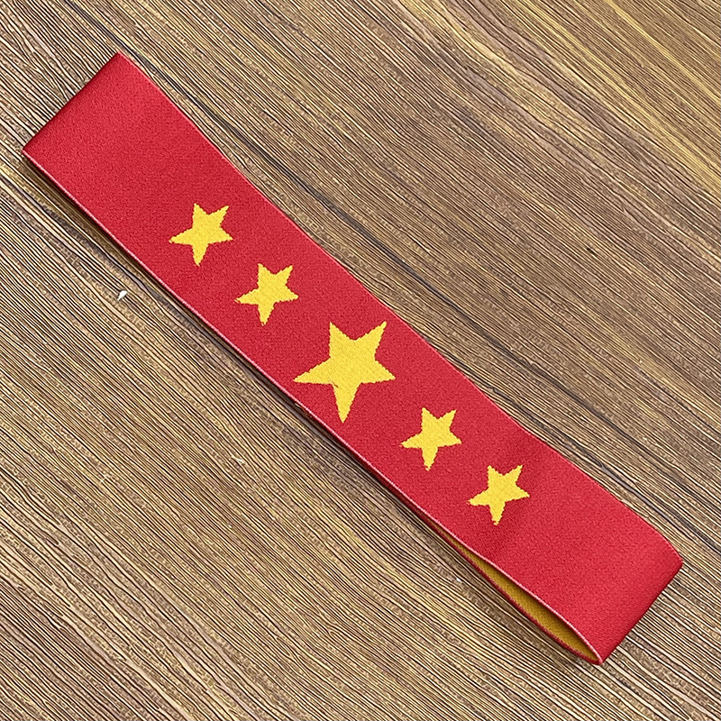 赤い中国風のスポーツのヘアバンドの学生は給油します。|undefined
