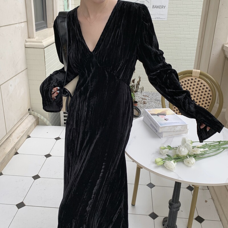 Autumn and Winter Deep V-neck Velvet Dress Women's Elegant Royal Sister-style Pleated Waist Long-sleeved Dress