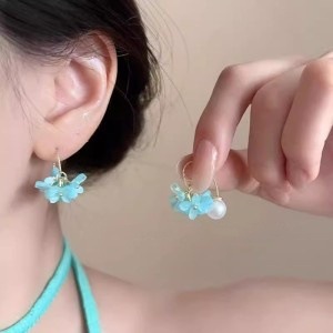 Brincos pendentes com pérolas e flor de osmanthus estilo francês_voghion.com