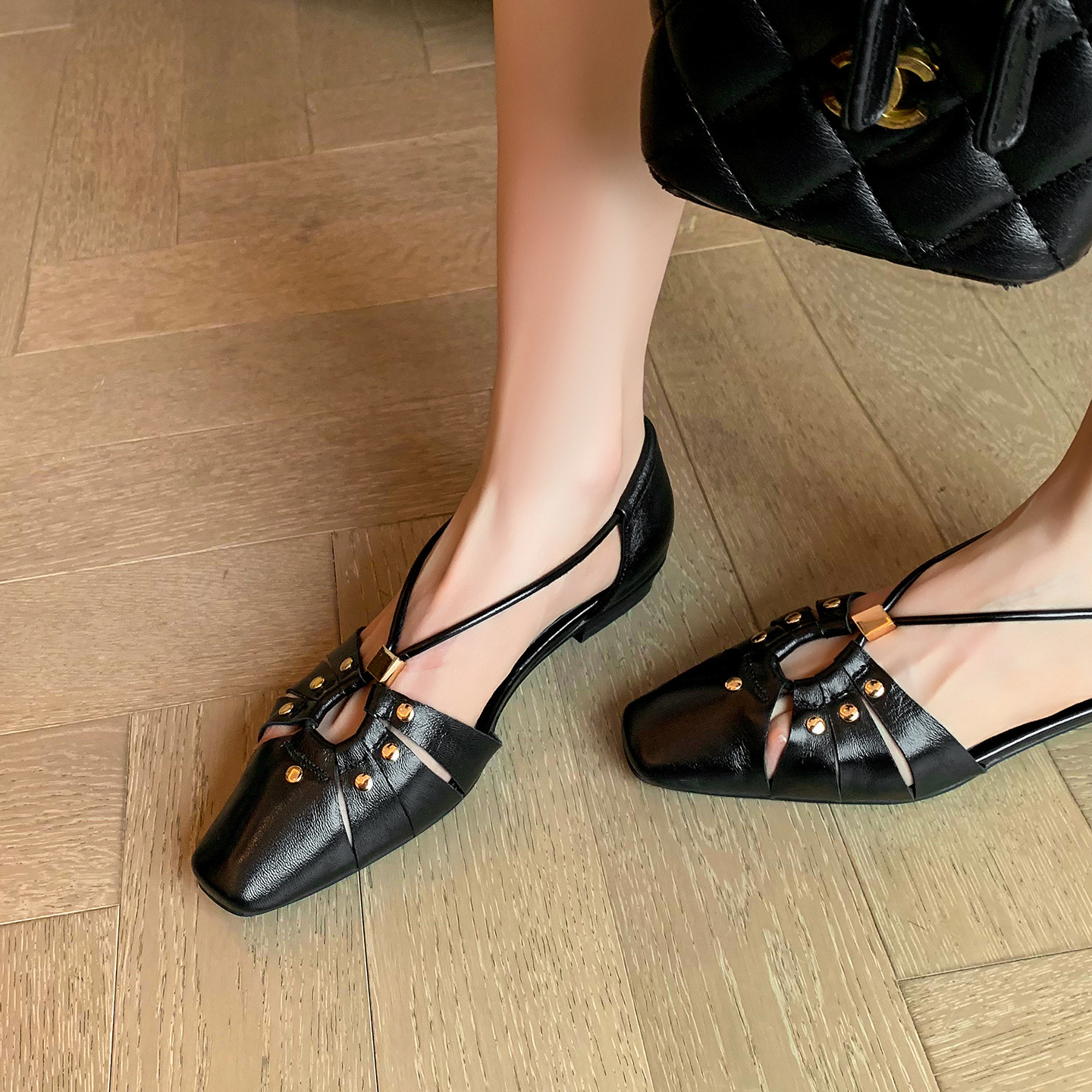 Dép sandal nữ da cừu đinh tán mũi kín gót kín phong cách Hàn Quốc đế bệt — đen