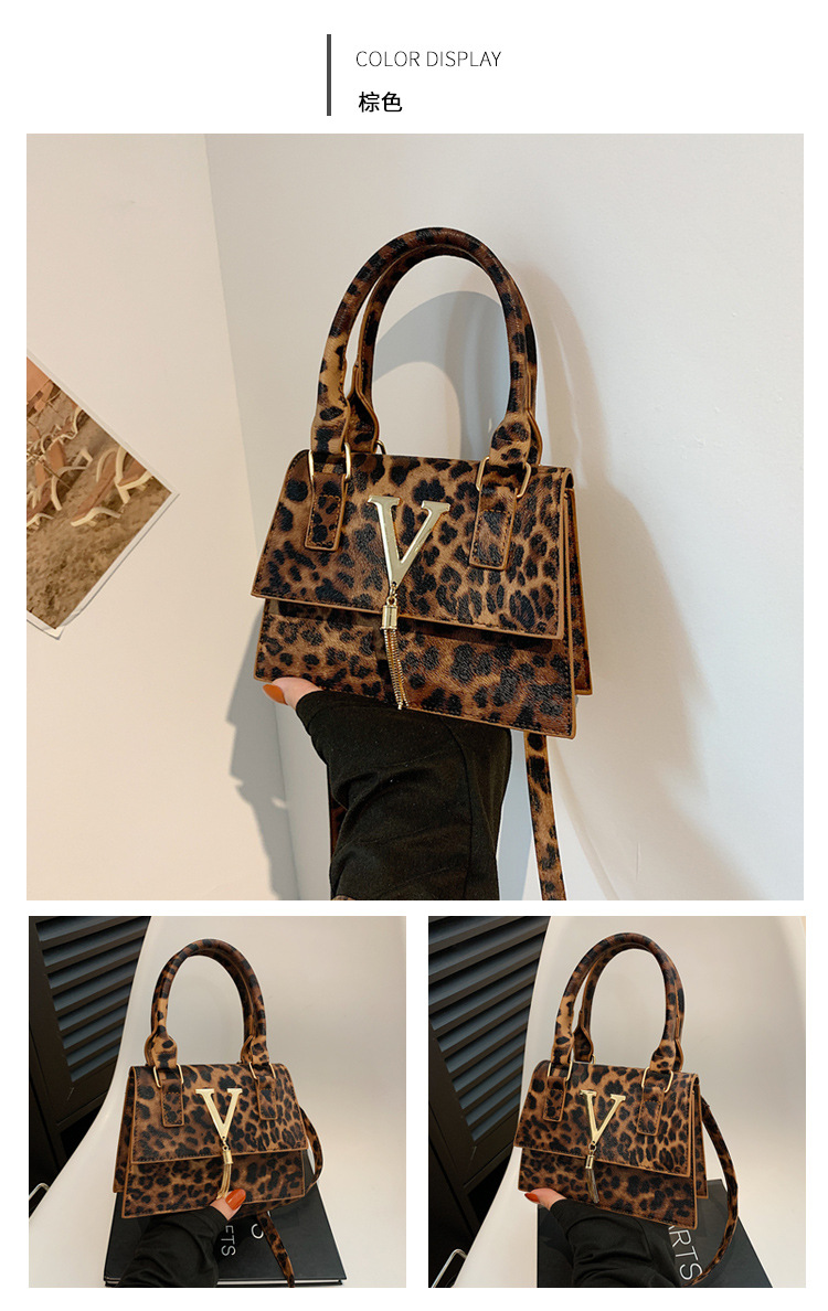 The new leopard print handbag is trendy and stylish. The crossbody bag has a simple texture and a spicy girl style. It is a unique single-shoulder small square bag undefined
