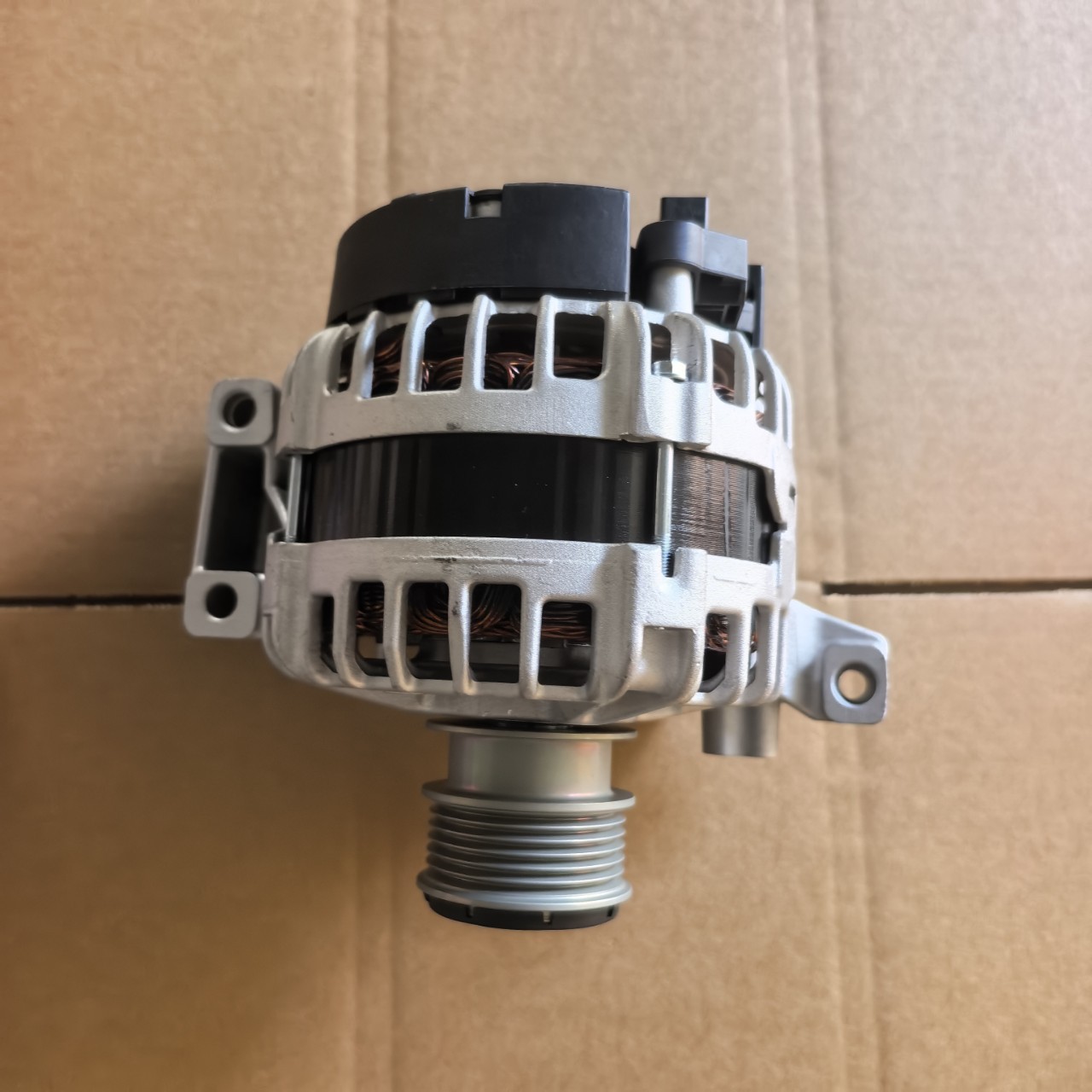 Generator Lr067840 for Discovery Sport 2.0t, Range Rover Evoque 2.0t, Freelander 2 2.0t