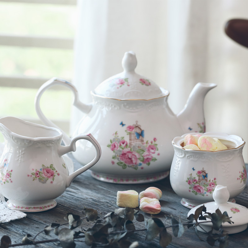 Small Fresh Pastoral Style Embossed Gold Teapot Milk Pot Sugar Can Coffee Set Set Western Tableware Small Fresh Pastoral Style Embossed Gold Teapot Milk Pot Sugar Can Coffee Set Set Western Tableware