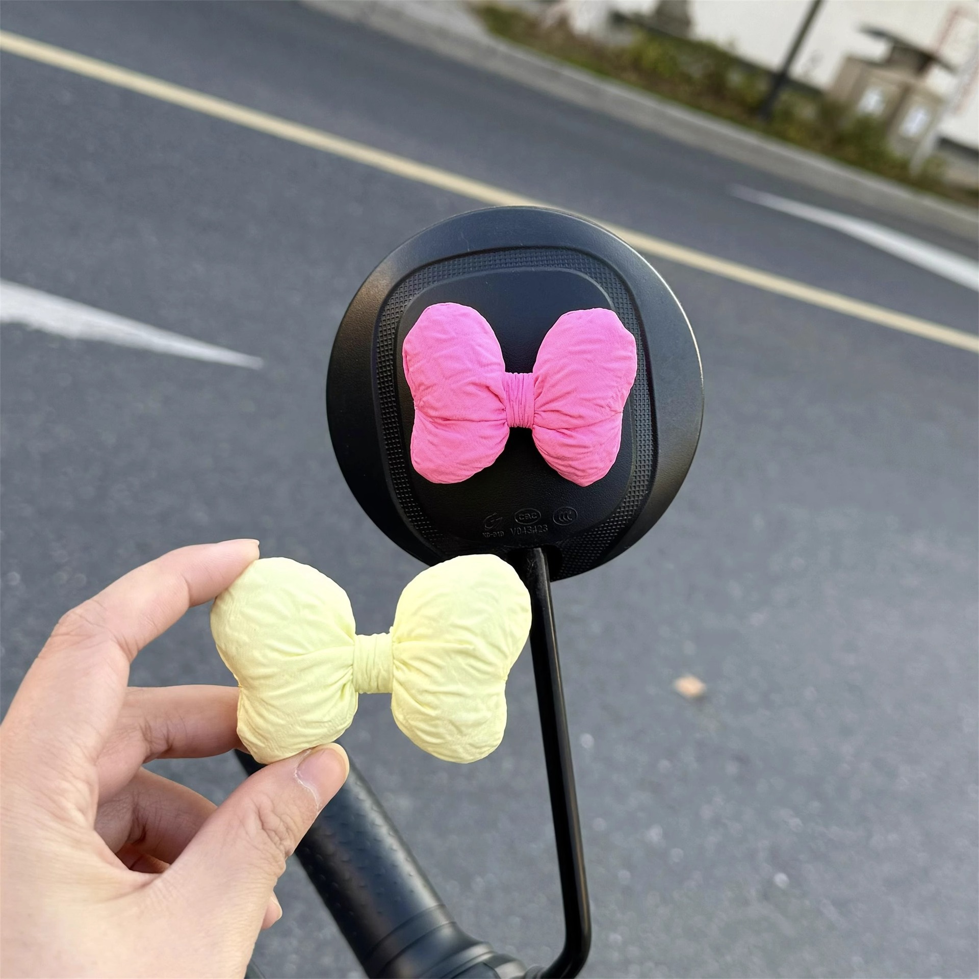 Decoraciones de espejo retrovisor con lazo, batería, accesorios de decoración de vehículos eléctricos, accesorios lindos para motocicletas y motocicletas 2024