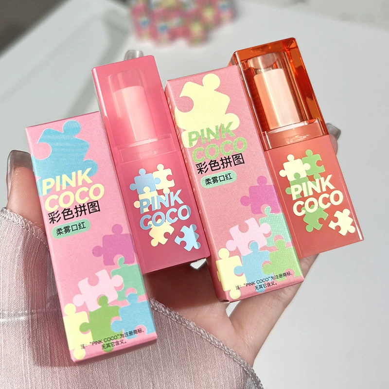 Плюшевая подушка-пазл Pink Coco, красная, с мягким низким насыщением, матовый макияж помада цвета