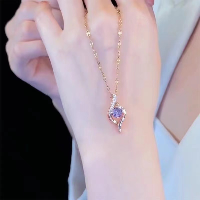 심장에는 보라색 목걸이가 있습니다.