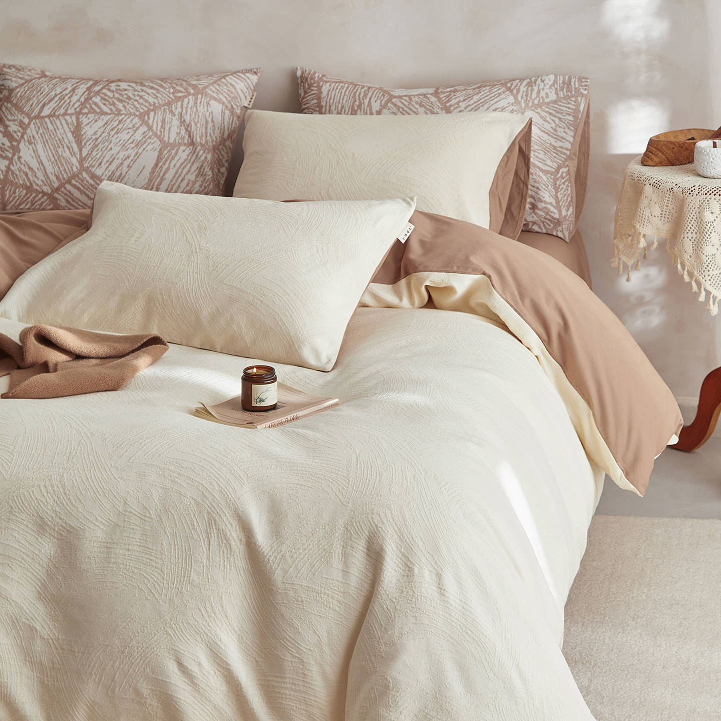 Luz de lujo algodón abrasivo cama de cuatro piezas de algodón puro 2025 nuevo colchón cuatro estaciones cama universal sábanas de tres piezas de conjunto