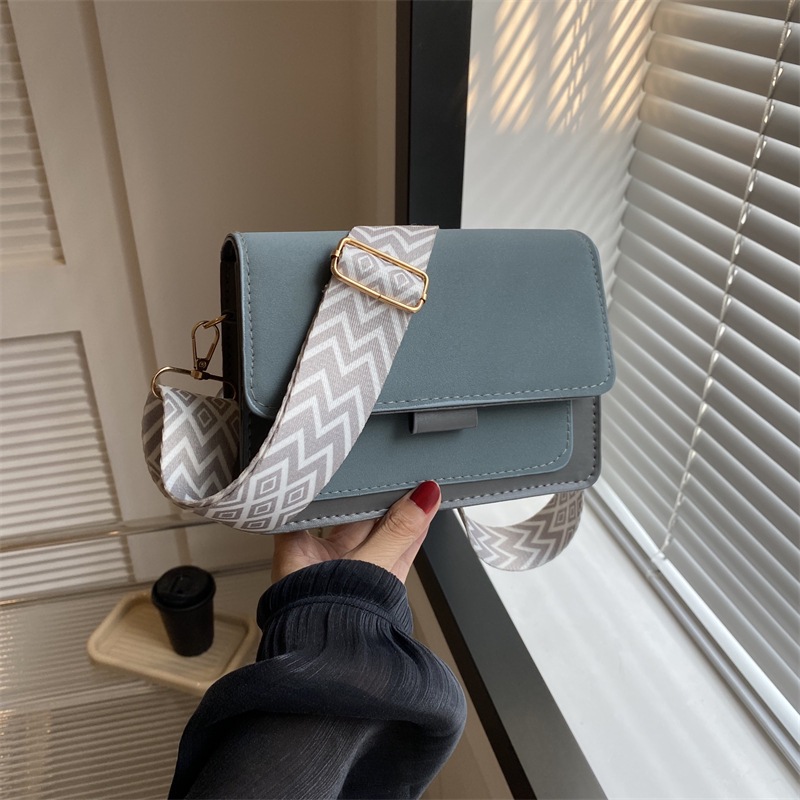 Moda retro simple temperamento amplio cinturón de hombro mochila de hombro para mujeres 2023 otoño y invierno versátil bolso pequeño coreano