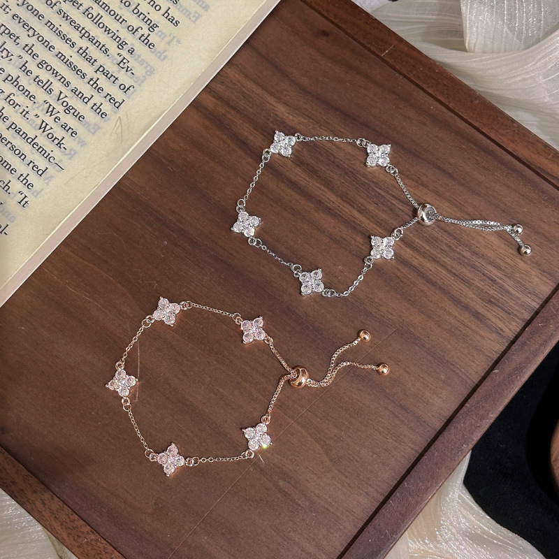 Trendy Luxury Fashion Exquisite Five-Leaf Clover Bracelet, Niche Versatile High-End Pull-Out Bracelet, Travel Souvenir Trendy Luxury Fashion Exquisite Five-Leaf Clover Bracelet, Niche Versatile High-End Pull-Out Bracelet, Travel Souvenir