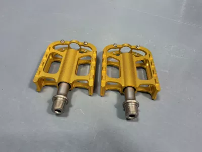 Supply of Lightweight Bearing Aluminum Alloy Pedals for Road Bikes, Folding Bikes, and Double Bearing Pedals (Motorcycle pedals) - picture-color