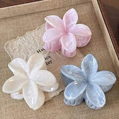 越境発送 マーブル柄プルメリアヘアクリップ さわやかで上品な花柄 後頭部クリップ ヘアピン シャーククリップ