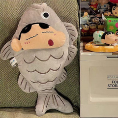 クレヨンしんちゃんのぬいぐるみぬいぐるみの小魚is小衆の机の上に物を並べて誕生日の祭りに友達を送ります。