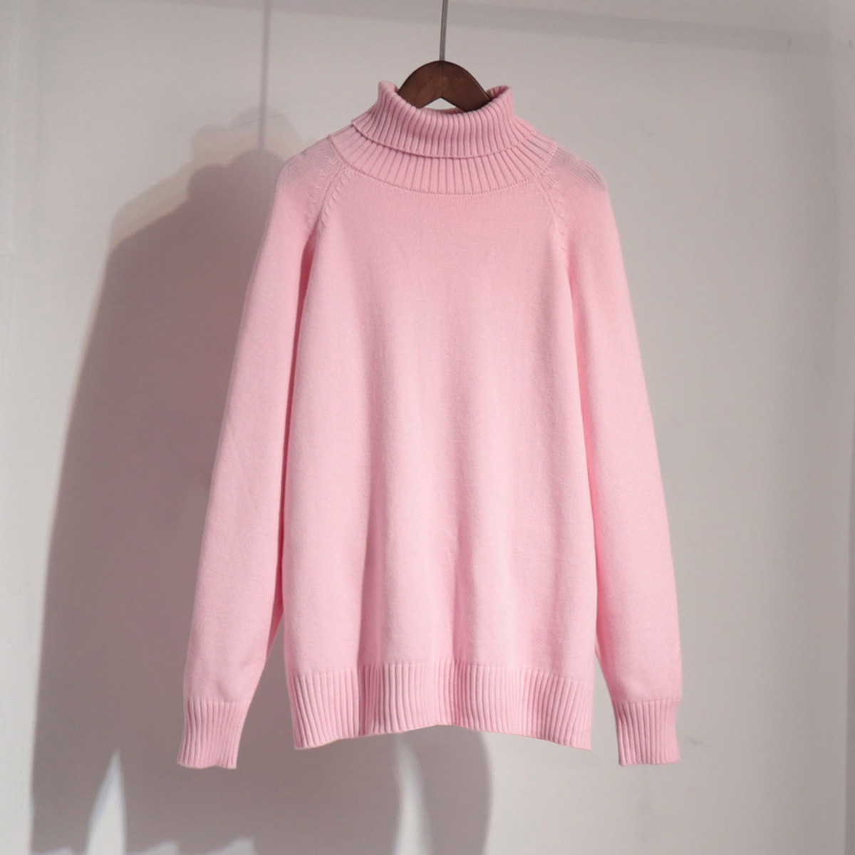 Suéter de cuello alto estilo europeo y americano, otoño-invierno 2025, elegante, versátil, de color liso, con manga raglán, diseño para mujer, longitud media. image 8
