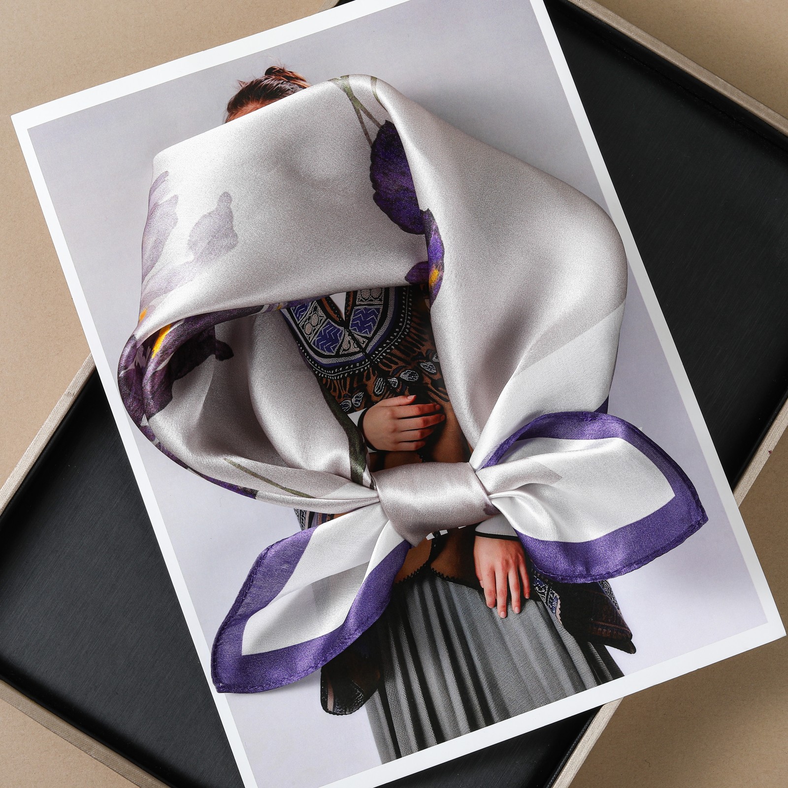 Elegante bufanda de seda estampada con flores de iris moradas para mujer, ideal para primavera y verano, versátil para ir al trabajo y como elemento decorativo._voghion.com