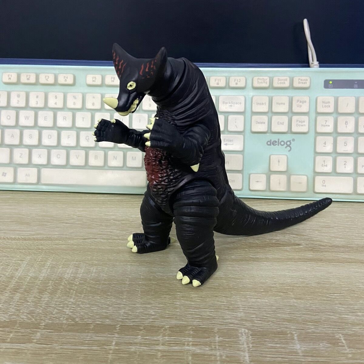大型モンスタービニールソフトラバーウルトラマンモンスターおもちゃ男の子子供のおもちゃ夜市景勝地露店モンスター