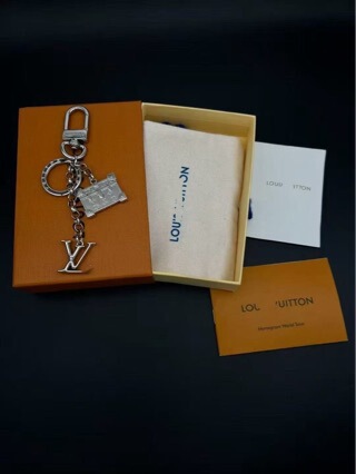 New V-Brand Louis Vuitton Keychain with Classic Monogram and Lv Lettering Design, Exquisite Chain Details, Gold Color
