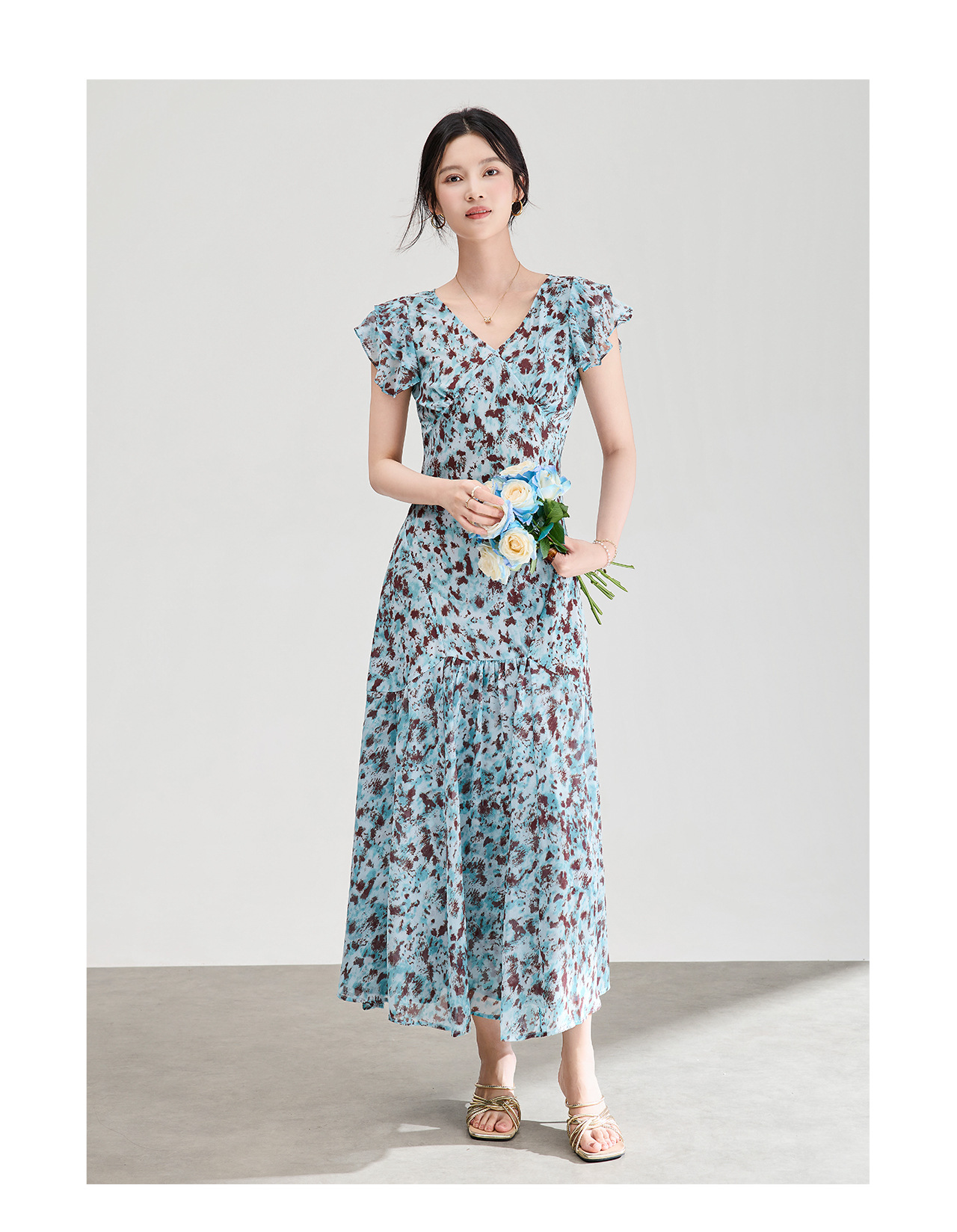 Đầm maxi nữ cổ V tay lá sen chất liệu chiffon in hoa nhí — xanh lam chi tiết 12