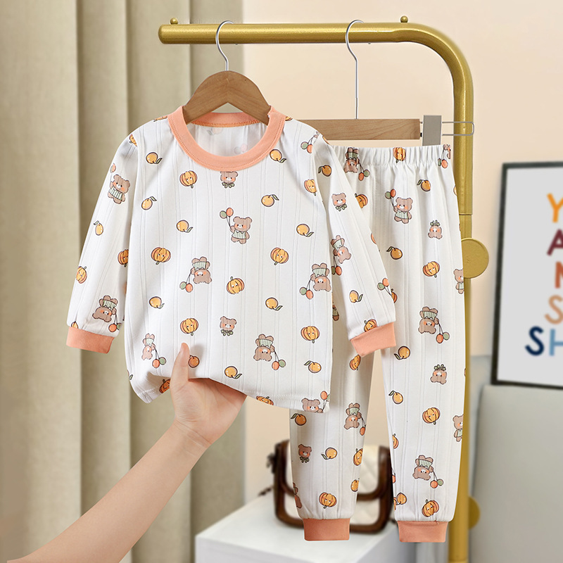 흰색 바탕에 주황색 곰