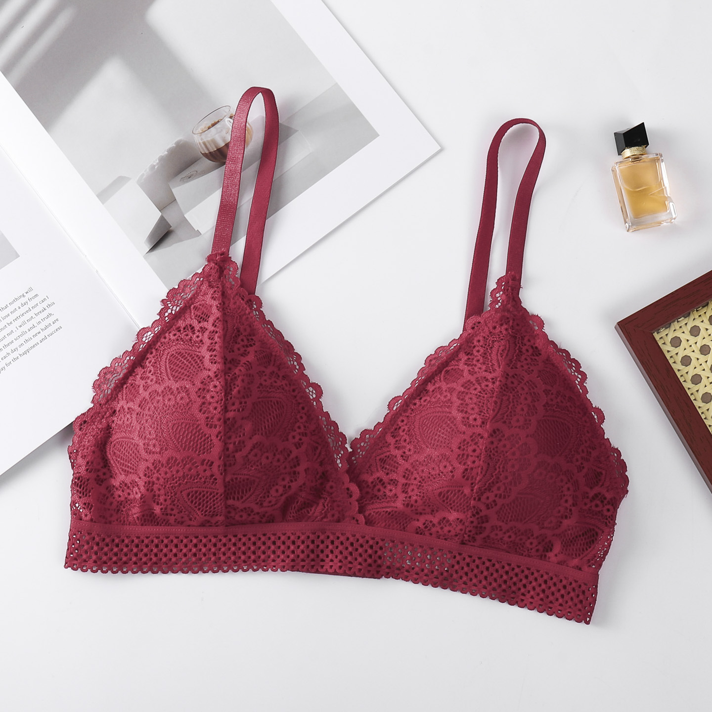 Bra de encaje sin anillo de acero triángulo francés hermosa espalda sexy cabina de soporte para la ropa interior de la niña cómoda y transpirable