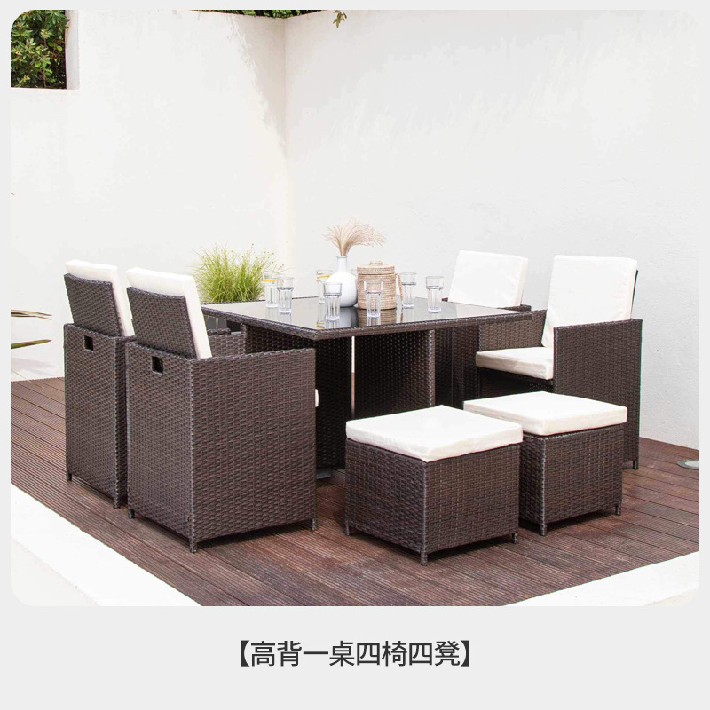 Una mesa, cuatro sillas y cuatro pedal (modelo de espalda alta)