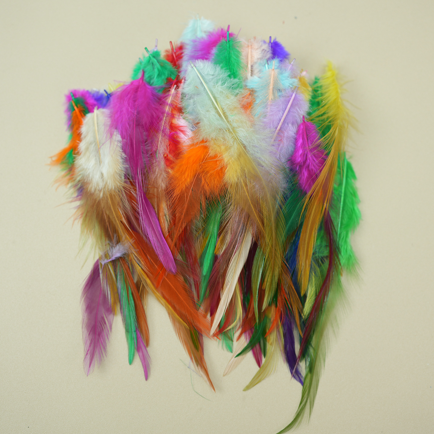 Fábrica al por mayor de bricolaje plumas pequeñas plumas naturales plumas de pollo salvaje plumas de pato jardín de infantes joyas hechas a mano gato divertido material de captura de sueños