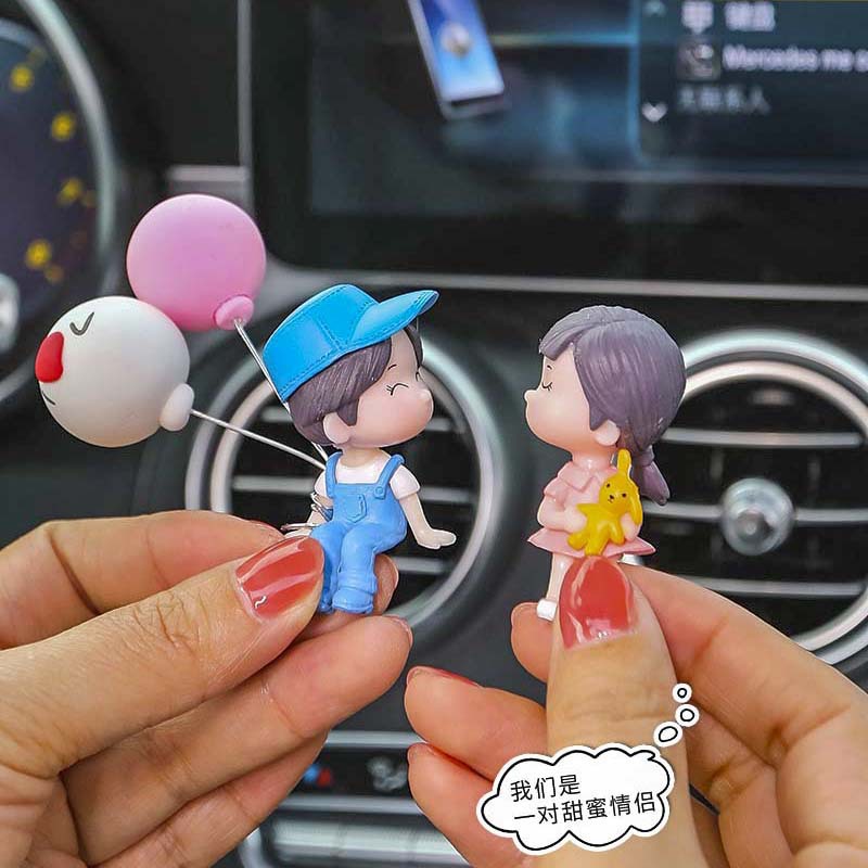 Adornos de coche de celebridades de Internet al por mayor accesorios de coche lindo beso pareja muñeca decoración de coche eléctrico