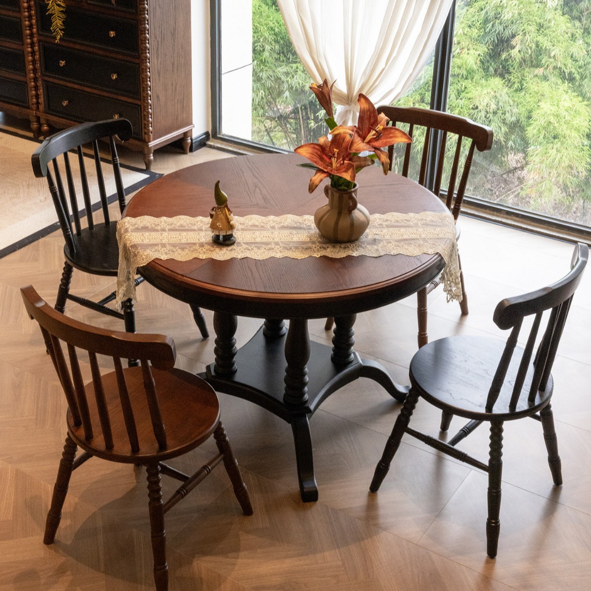 Vintage American-style dining table for small homes, round table with a retro American vibe, suitable for a café atmosphere, and a set of tables and chairs for discussions
