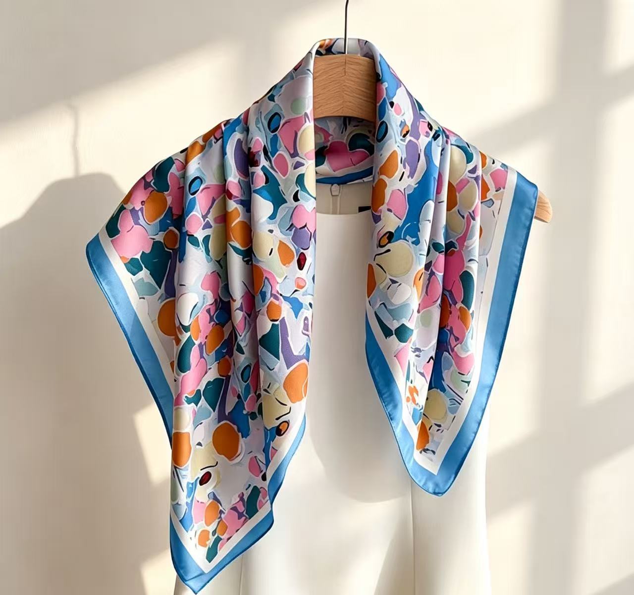 70 bufanda de seda bufanda cuadrada sentido de alta gama moda coreana salvaje profesional imitación bufanda de seda pequeña bufanda de seda con estampado retro mujer