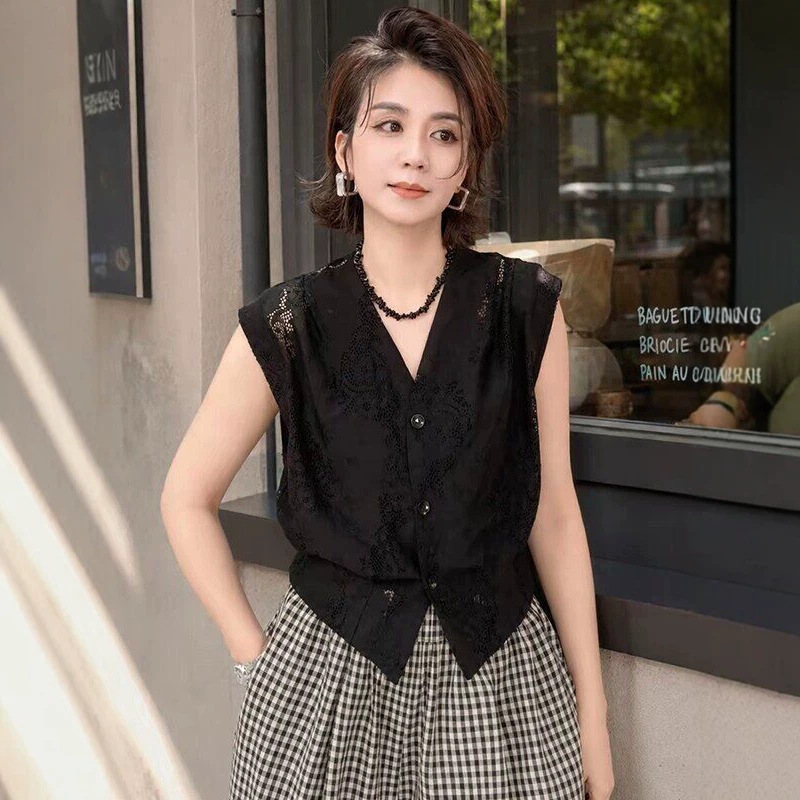 High-End Lace Hollow-Out V-Neck Sleeveless Shirt for Women, Summer 2026 Fashion, Gentle and Elegant, Versatile, Waist-Cinching, Slimming Top High-End Lace Hollow-Out V-Neck Sleeveless Shirt for Women, Summer 2026 Fashion, Gentle and Elegant, Versatile, Waist-Cinching, Slimming Top
