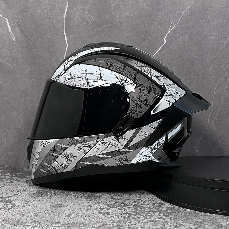 Casco LVS para hombres y mujeres cubierta completa casco de exposición de doble lente personalidad Bluetooth verano medio casco Four Seasons carreras de coches eléctricos