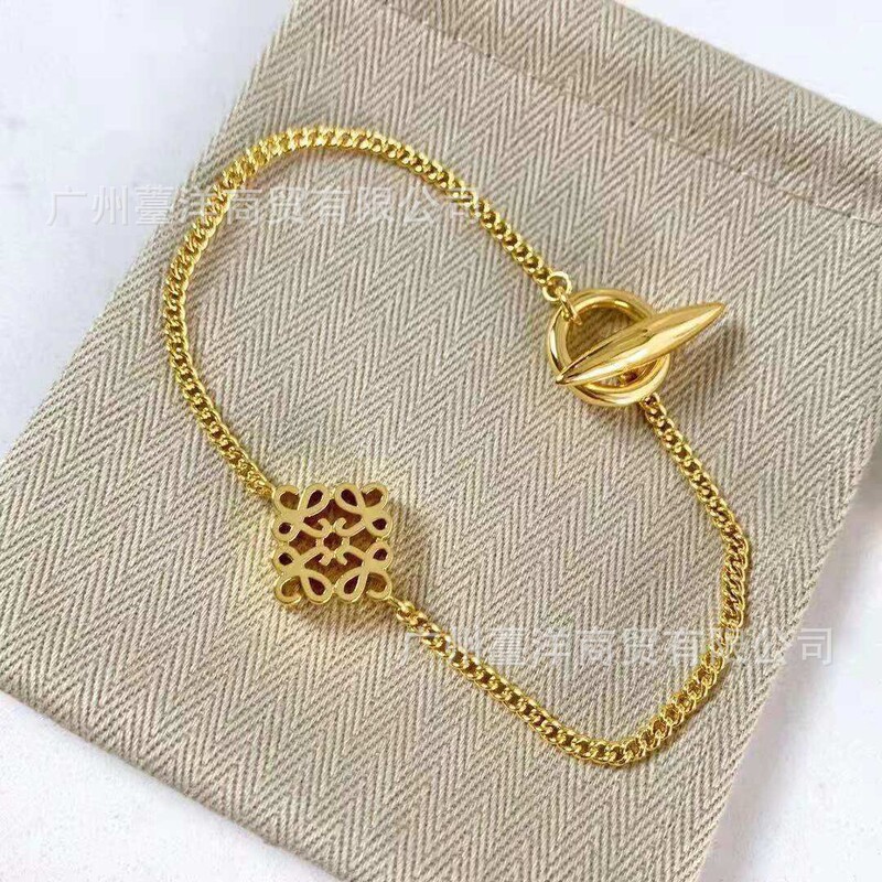High-Quality Replica of Loewe's Ruyi Knot Chinese Knot Mooncake Bracelet for Women, Simple and Versatile Ot Buckle Bracelet Wholesale and Dropshipping High-Quality Replica of Loewe's Ruyi Knot Chinese Knot Mooncake Bracelet for Women, Simple and Versatile Ot Buckle Bracelet Wholesale and Dropshipping