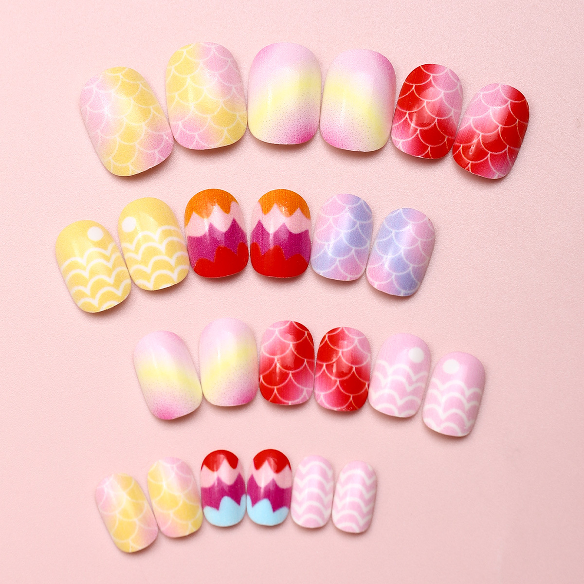 Pequeño libro rojo venta caliente para niños que usan piezas de uñas 24 piezas de gel de goma de uñas falsas ondas cortas desmontables de uñas