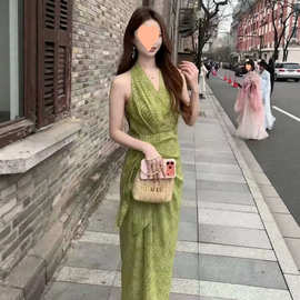 法式气质绿色树叶纹挂脖v领露肩连衣裙女夏高级感度假风包臀长裙