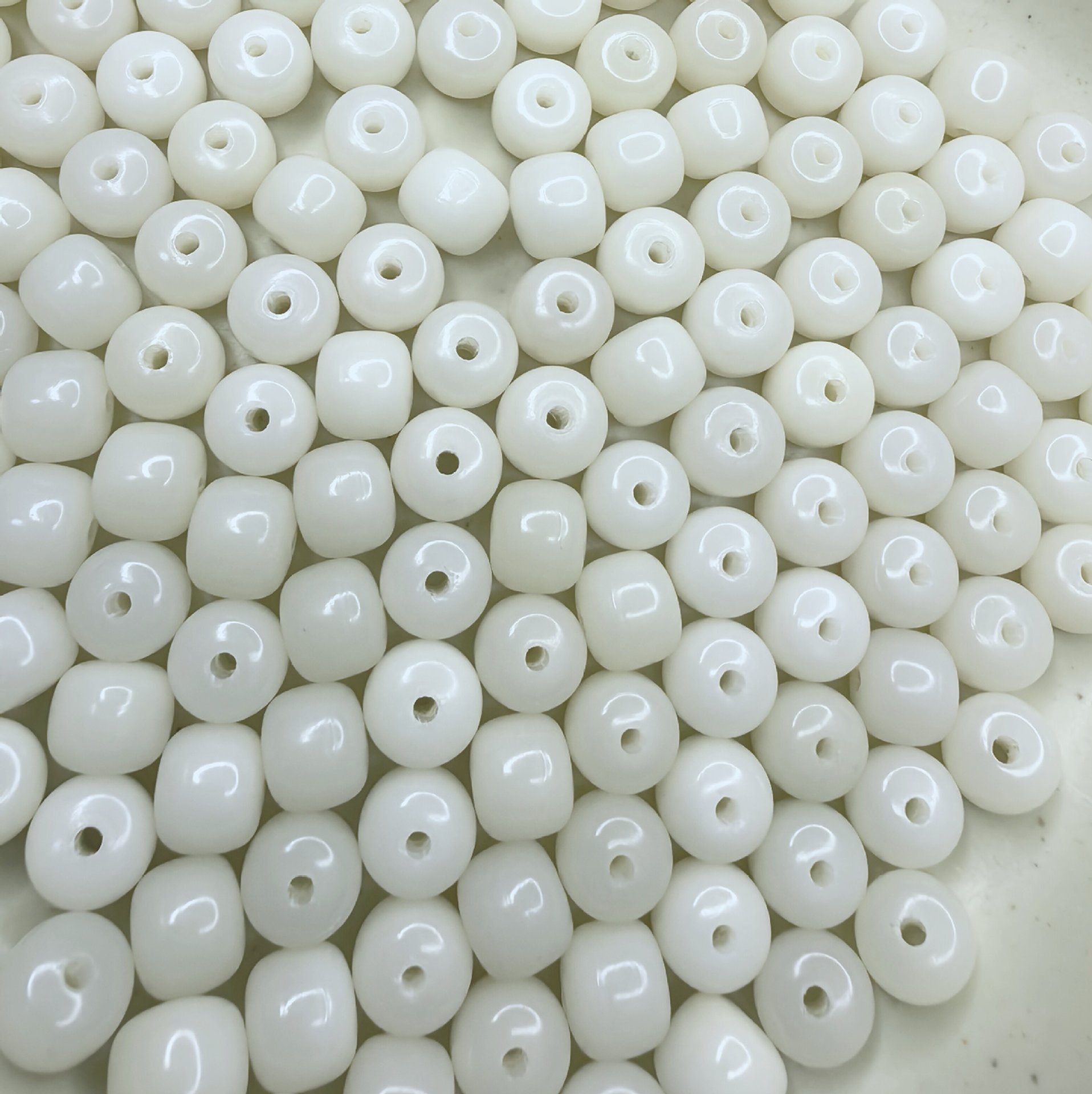 Бусины бочонки белые 10х11мм