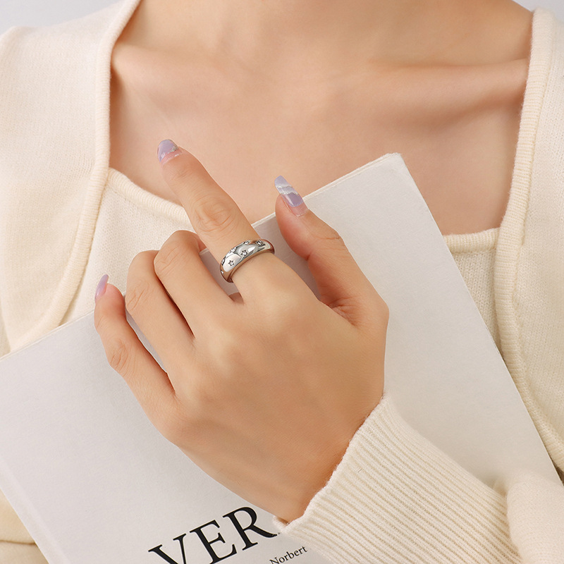 欧米のinsの冷たい風の満天の星のジルコンの象眼の指輪のチタンの鋼は18kの本物の金の指輪のアクセサリーのa 19をめっきします。