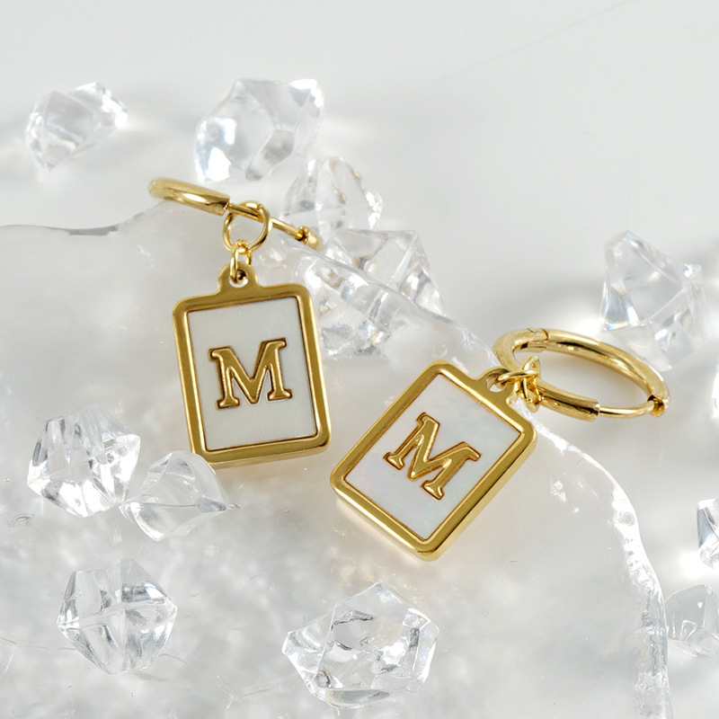 Cross-border ins estilo pendientes de letras de concha de acero inoxidable hembra 18K pendientes de acero de titanio de oro 26 letras pendientes cuadrados hembra