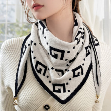 2025新米兰家山茶花秋冬围脖保暖双色磁扣双面针织三角巾保暖围巾