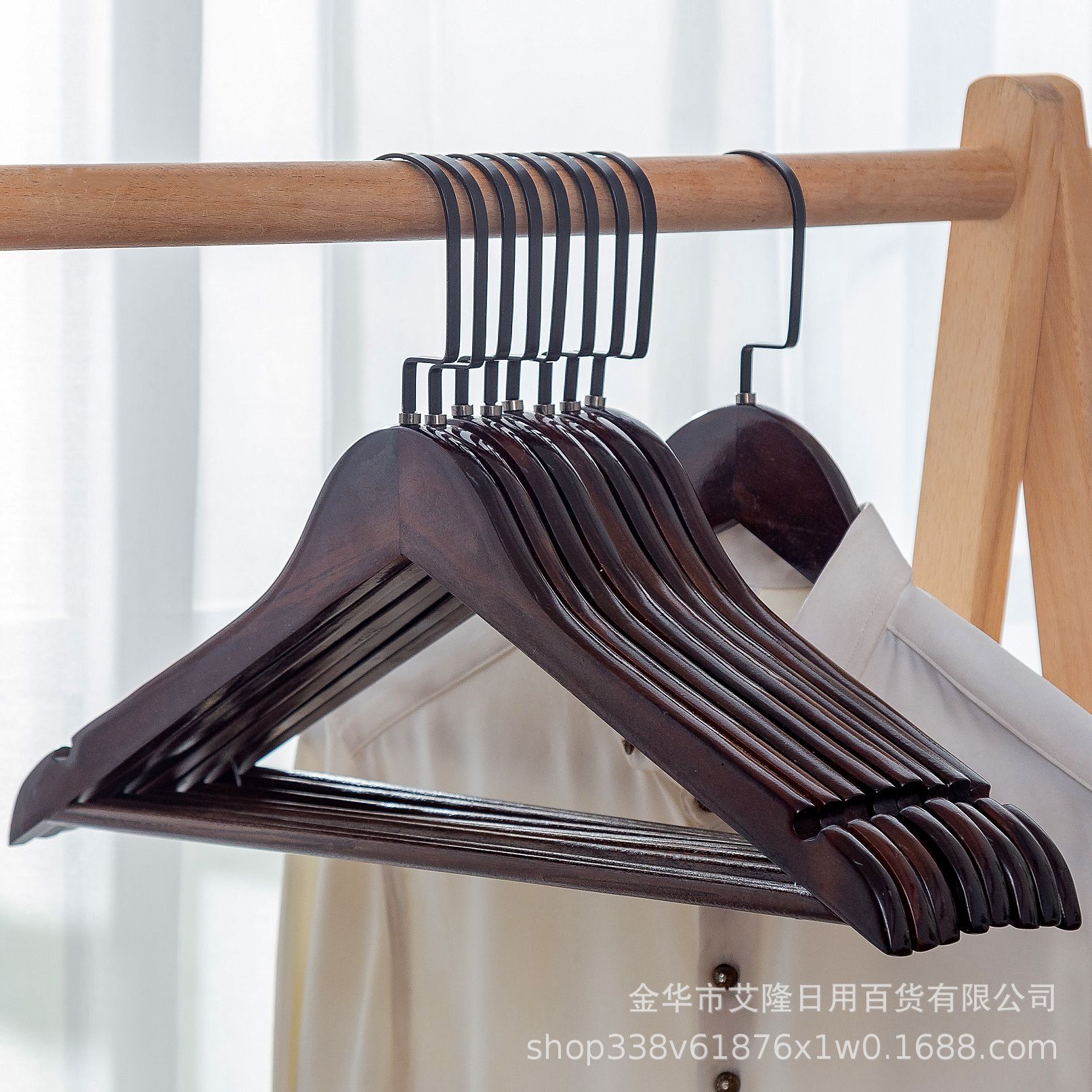 Percha de ropa de madera sin costura de madera maciza tienda de ropa armario de hotel de almacenamiento percha de ropa de madera al por mayor