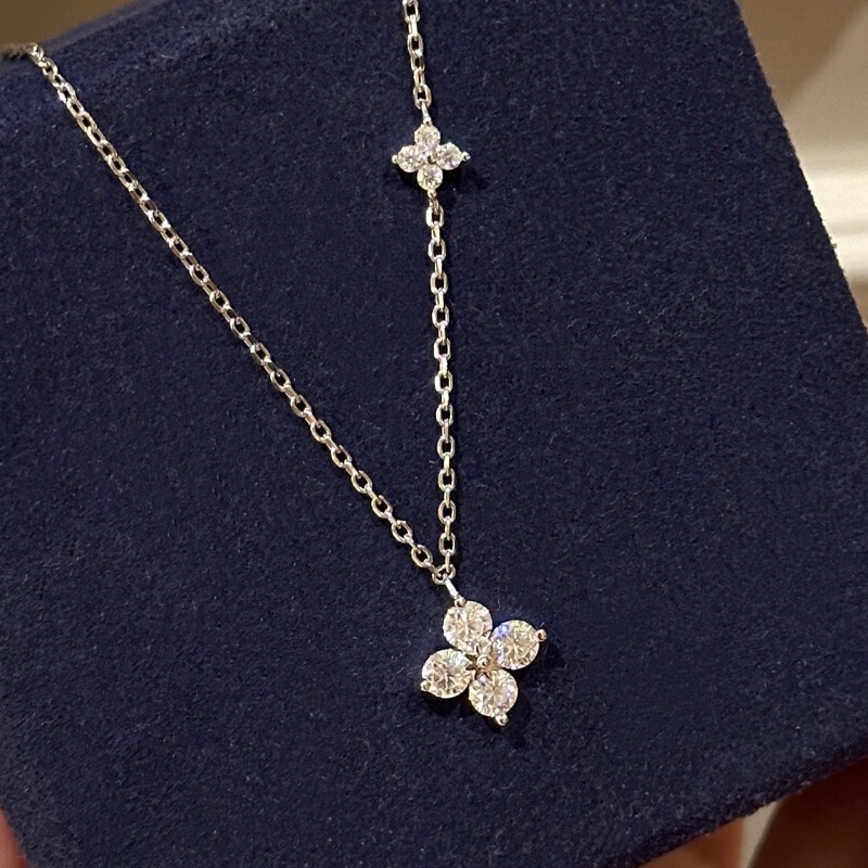 Shining High-end Twin Four-leaf Clover Necklace Simple Niche Design Inlaid Zircon All-match Exquisite Women's Clavicle Chain Shining High-end Twin Four-leaf Clover Necklace Simple Niche Design Inlaid Zircon All-match Exquisite Women's Clavicle Chain